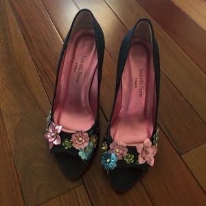 Beautiful and fun Isabella Fiore shoes. Size 8